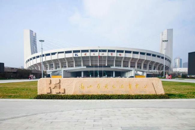 拜仁有一份中后卫备选名单，其中还包括朗格莱。